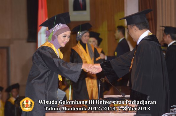 wisuda-unpad-gel-iii-ta-2012_2013-fakultas-kedokteran-oleh-rektor-060