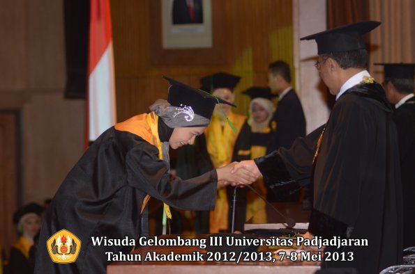 wisuda-unpad-gel-iii-ta-2012_2013-fakultas-kedokteran-oleh-rektor-061