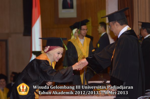 wisuda-unpad-gel-iii-ta-2012_2013-fakultas-kedokteran-oleh-rektor-062