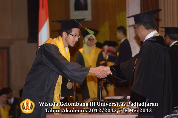 wisuda-unpad-gel-iii-ta-2012_2013-fakultas-kedokteran-oleh-rektor-063