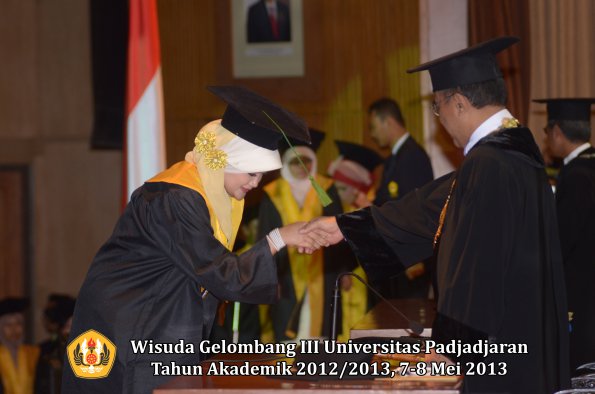 wisuda-unpad-gel-iii-ta-2012_2013-fakultas-kedokteran-oleh-rektor-064