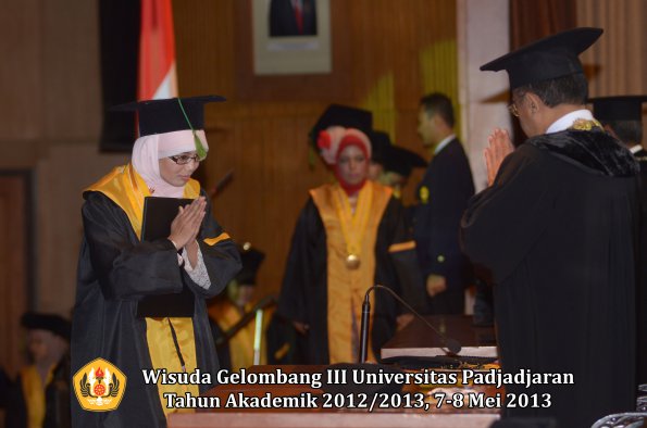 wisuda-unpad-gel-iii-ta-2012_2013-fakultas-kedokteran-oleh-rektor-065