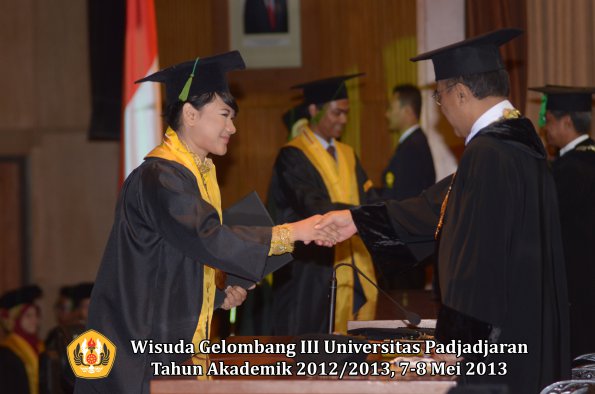 wisuda-unpad-gel-iii-ta-2012_2013-fakultas-kedokteran-oleh-rektor-067