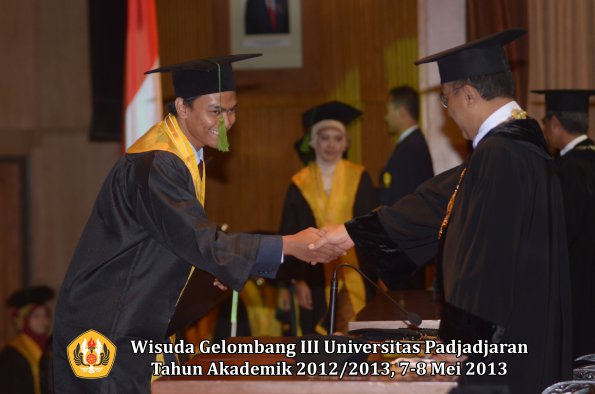 wisuda-unpad-gel-iii-ta-2012_2013-fakultas-kedokteran-oleh-rektor-068