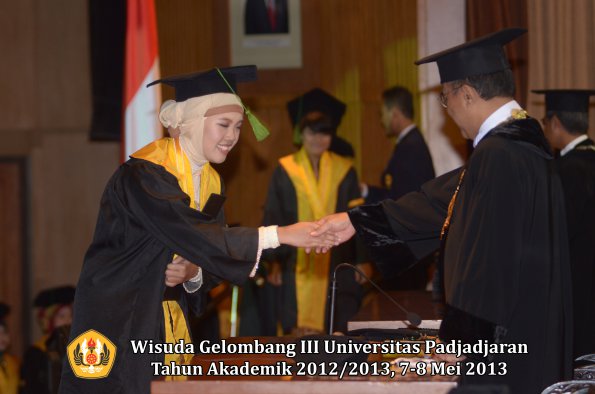 wisuda-unpad-gel-iii-ta-2012_2013-fakultas-kedokteran-oleh-rektor-069