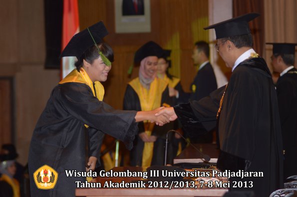 wisuda-unpad-gel-iii-ta-2012_2013-fakultas-kedokteran-oleh-rektor-070