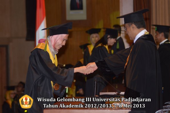 wisuda-unpad-gel-iii-ta-2012_2013-fakultas-kedokteran-oleh-rektor-071