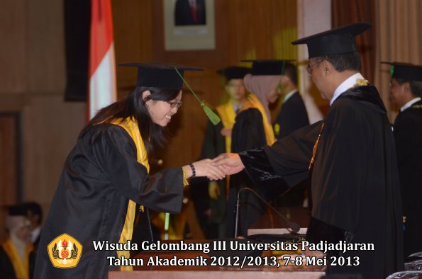 wisuda-unpad-gel-iii-ta-2012_2013-fakultas-kedokteran-oleh-rektor-072