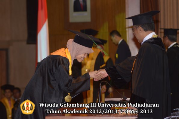 wisuda-unpad-gel-iii-ta-2012_2013-fakultas-kedokteran-oleh-rektor-073