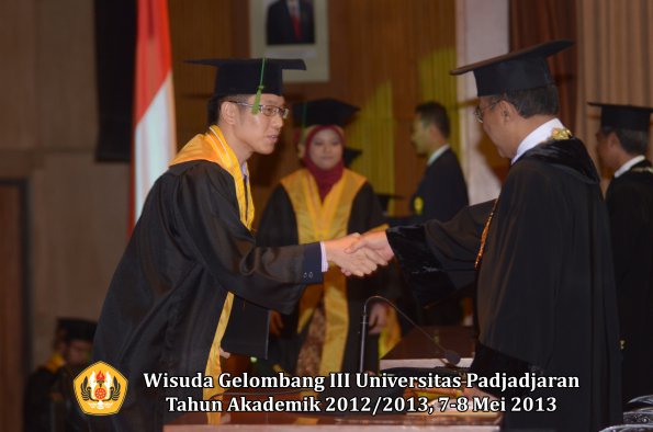 wisuda-unpad-gel-iii-ta-2012_2013-fakultas-kedokteran-oleh-rektor-074