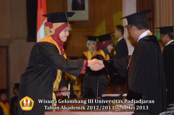 wisuda-unpad-gel-iii-ta-2012_2013-fakultas-kedokteran-oleh-rektor-075