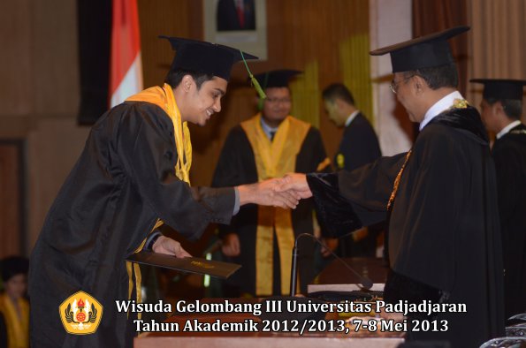 wisuda-unpad-gel-iii-ta-2012_2013-fakultas-kedokteran-oleh-rektor-080