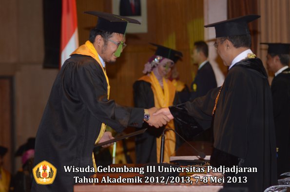 wisuda-unpad-gel-iii-ta-2012_2013-fakultas-kedokteran-oleh-rektor-081