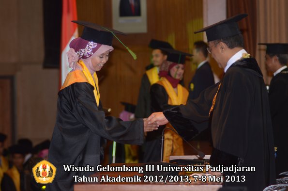 wisuda-unpad-gel-iii-ta-2012_2013-fakultas-kedokteran-oleh-rektor-082