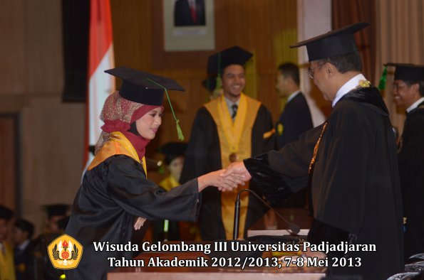 wisuda-unpad-gel-iii-ta-2012_2013-fakultas-kedokteran-oleh-rektor-083