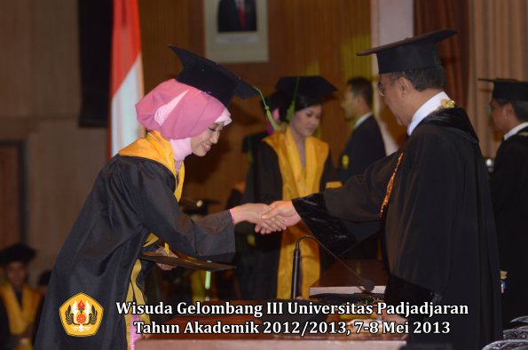 wisuda-unpad-gel-iii-ta-2012_2013-fakultas-kedokteran-oleh-rektor-086