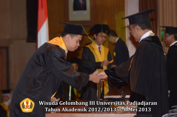 wisuda-unpad-gel-iii-ta-2012_2013-fakultas-kedokteran-oleh-rektor-090