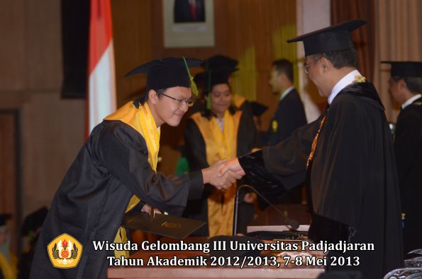 wisuda-unpad-gel-iii-ta-2012_2013-fakultas-kedokteran-oleh-rektor-091