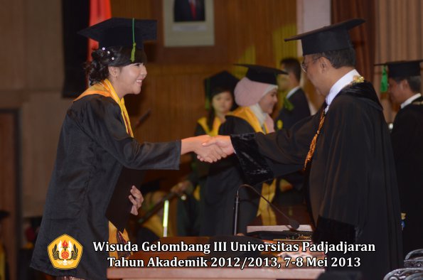 wisuda-unpad-gel-iii-ta-2012_2013-fakultas-kedokteran-oleh-rektor-096