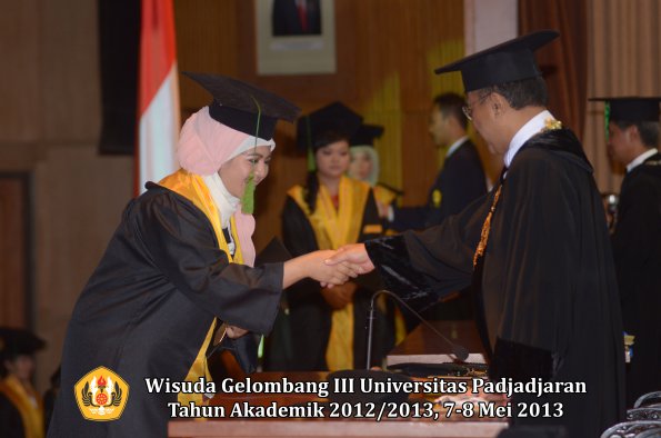 wisuda-unpad-gel-iii-ta-2012_2013-fakultas-kedokteran-oleh-rektor-097