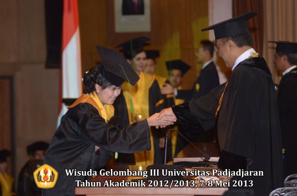 wisuda-unpad-gel-iii-ta-2012_2013-fakultas-kedokteran-oleh-rektor-105