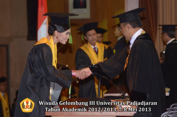 wisuda-unpad-gel-iii-ta-2012_2013-fakultas-kedokteran-oleh-rektor-106