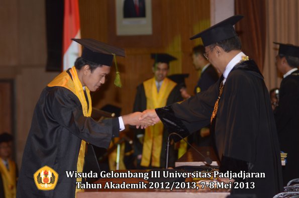 wisuda-unpad-gel-iii-ta-2012_2013-fakultas-kedokteran-oleh-rektor-107