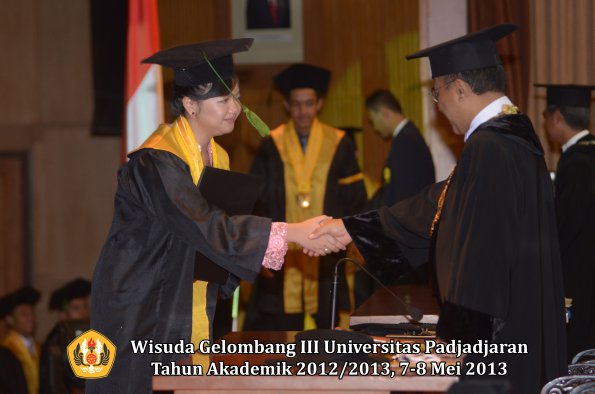 wisuda-unpad-gel-iii-ta-2012_2013-fakultas-kedokteran-oleh-rektor-110