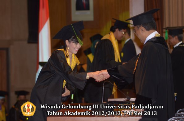 wisuda-unpad-gel-iii-ta-2012_2013-fakultas-kedokteran-oleh-rektor-113