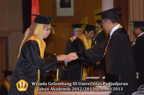 wisuda-unpad-gel-iii-ta-2012_2013-fakultas-kedokteran-oleh-rektor-118