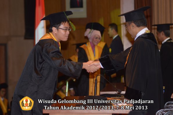 wisuda-unpad-gel-iii-ta-2012_2013-fakultas-kedokteran-oleh-rektor-127