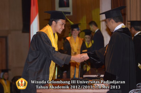 wisuda-unpad-gel-iii-ta-2012_2013-fakultas-kedokteran-oleh-rektor-147