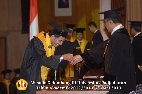 wisuda-unpad-gel-iii-ta-2012_2013-fakultas-kedokteran-oleh-rektor-149