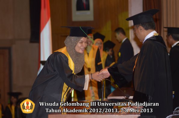 wisuda-unpad-gel-iii-ta-2012_2013-fakultas-kedokteran-oleh-rektor-177