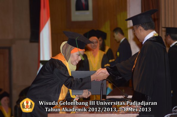 wisuda-unpad-gel-iii-ta-2012_2013-fakultas-kedokteran-oleh-rektor-178