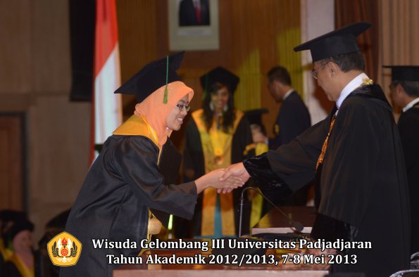 wisuda-unpad-gel-iii-ta-2012_2013-fakultas-kedokteran-oleh-rektor-179