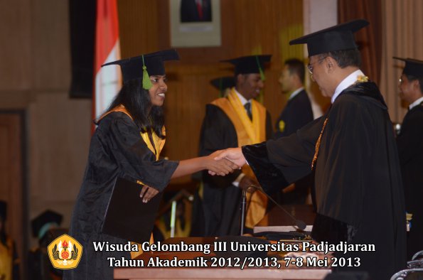 wisuda-unpad-gel-iii-ta-2012_2013-fakultas-kedokteran-oleh-rektor-182