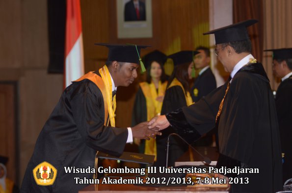 wisuda-unpad-gel-iii-ta-2012_2013-fakultas-kedokteran-oleh-rektor-183