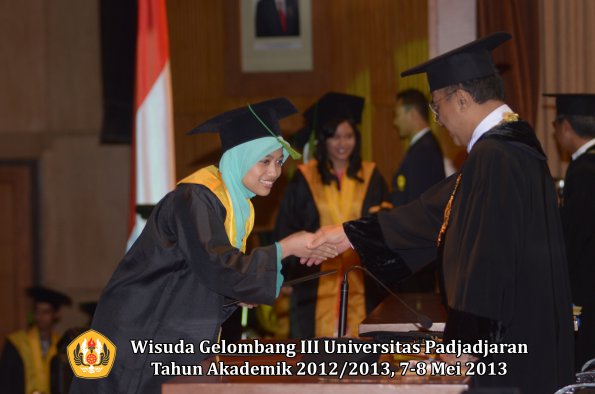 wisuda-unpad-gel-iii-ta-2012_2013-fakultas-kedokteran-oleh-rektor-189