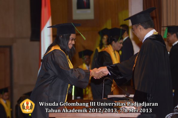 wisuda-unpad-gel-iii-ta-2012_2013-fakultas-kedokteran-oleh-rektor-199