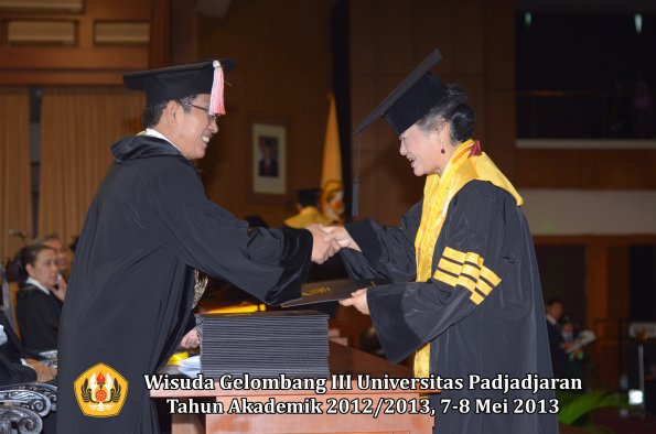 wisuda-unpad-gel-iii-ta-2012_2013-program-pascasarjana-oleh-direktur-pasca-062