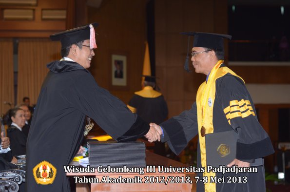 wisuda-unpad-gel-iii-ta-2012_2013-program-pascasarjana-oleh-direktur-pasca-066