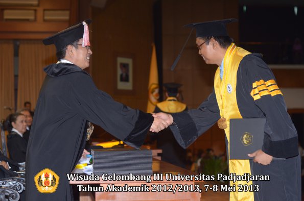 wisuda-unpad-gel-iii-ta-2012_2013-program-pascasarjana-oleh-direktur-pasca-067