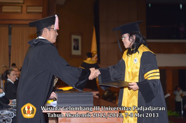 wisuda-unpad-gel-iii-ta-2012_2013-program-pascasarjana-oleh-direktur-pasca-068