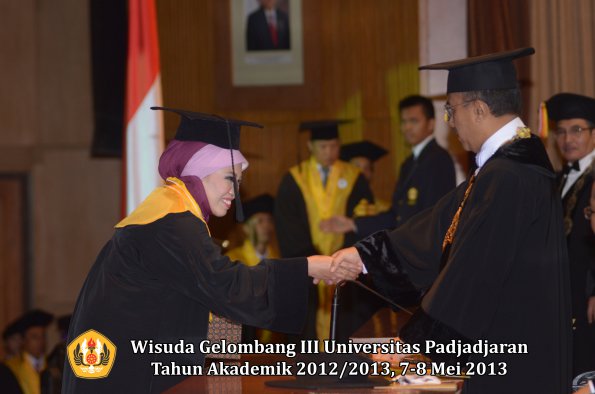 wisuda-unpad-gel-iii-ta-2012_2013-program-pascasarjana-oleh-rektor-004