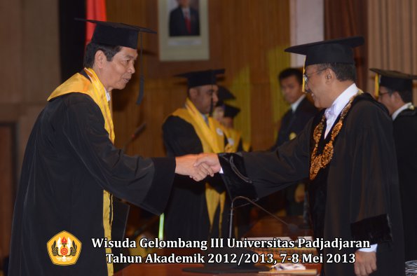 wisuda-unpad-gel-iii-ta-2012_2013-program-pascasarjana-oleh-rektor-009