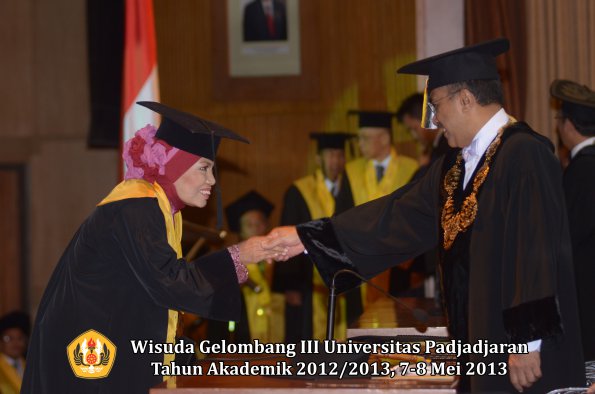 wisuda-unpad-gel-iii-ta-2012_2013-program-pascasarjana-oleh-rektor-013