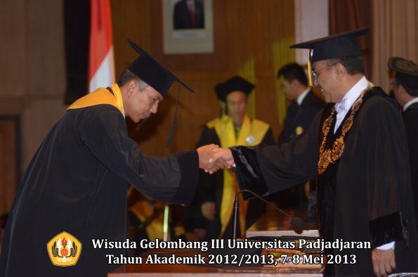 wisuda-unpad-gel-iii-ta-2012_2013-program-pascasarjana-oleh-rektor-015