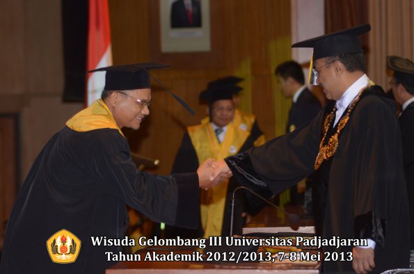 wisuda-unpad-gel-iii-ta-2012_2013-program-pascasarjana-oleh-rektor-019