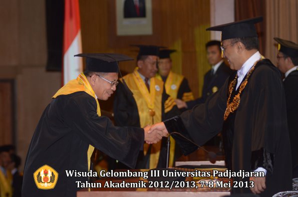 wisuda-unpad-gel-iii-ta-2012_2013-program-pascasarjana-oleh-rektor-020